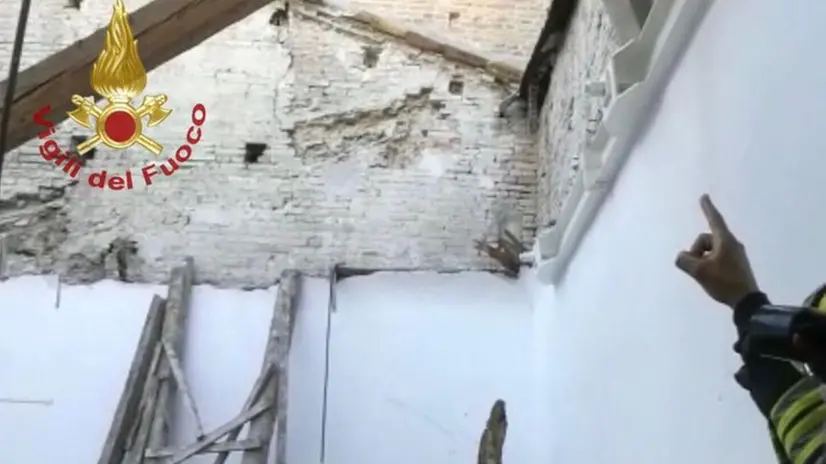Crolla il tetto di una scuola