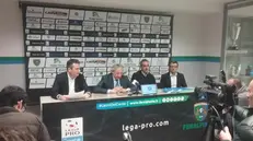Il direttore sportivo Marroccu, il presidente Pasini, l'allenatore Toscano e l'ad Leali durante la presentazione del nuovo tecnico - © www.giornaledibrescia.it