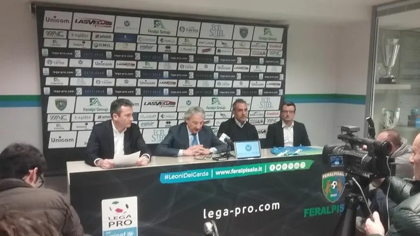 Il direttore sportivo Marroccu, il presidente Pasini, l'allenatore Toscano e l'ad Leali durante la presentazione del nuovo tecnico - © www.giornaledibrescia.it