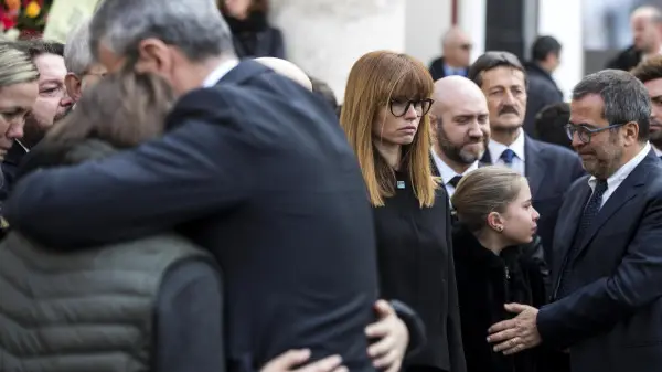I volti noti che hanno partecipato ai funerali di Fabrizio Frizzi