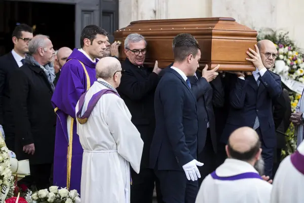 I volti noti che hanno partecipato ai funerali di Fabrizio Frizzi