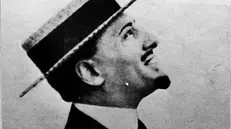 Gabriele D'Annunzio con la paglietta
