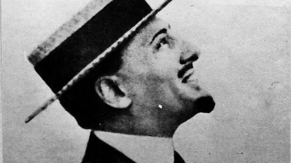 Gabriele D'Annunzio con la paglietta