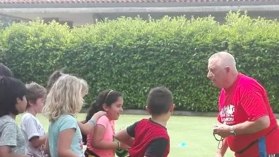 Verso la meta. Studenti a lezione di rugby nelle ore scolastiche