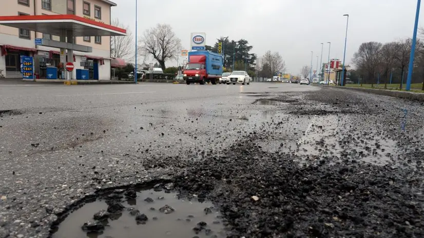 Una strada lastricata di crateri