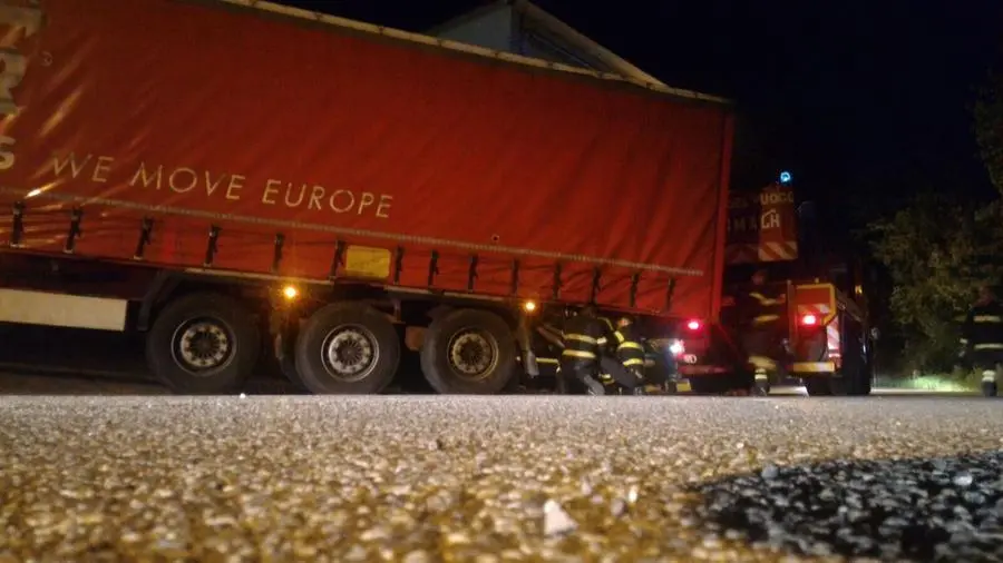 Camion blocca la provinciale a Caino