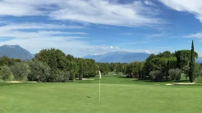 In buca. Il green del Gardagolf, a Soiano