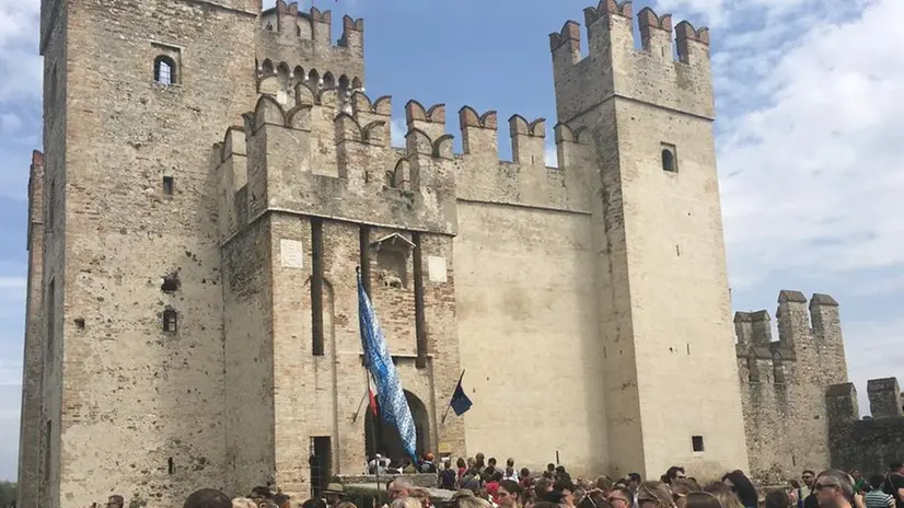 Boom di turisti ieri nella penisola di Sirmione