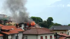 Lovere, fiamme e paura: l'incendio era ben visibile anche dalla sponda bresciana del Sebino - Foto gentilmente concessa da www.ecodibergamo.it