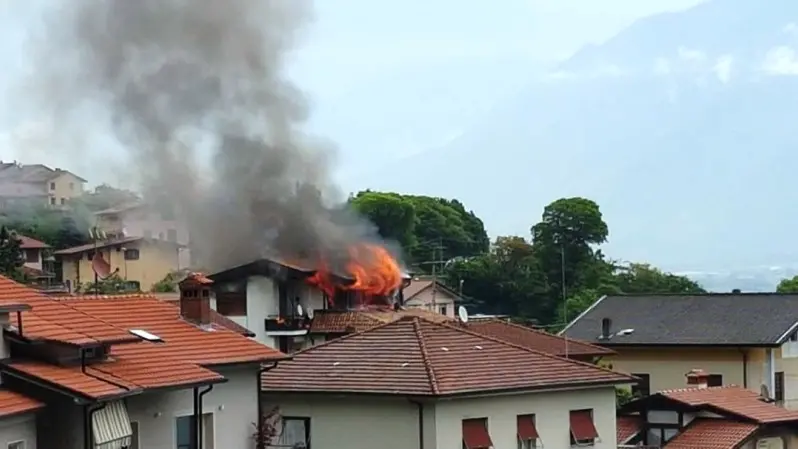 Lovere, fiamme e paura: l'incendio era ben visibile anche dalla sponda bresciana del Sebino - Foto gentilmente concessa da www.ecodibergamo.it