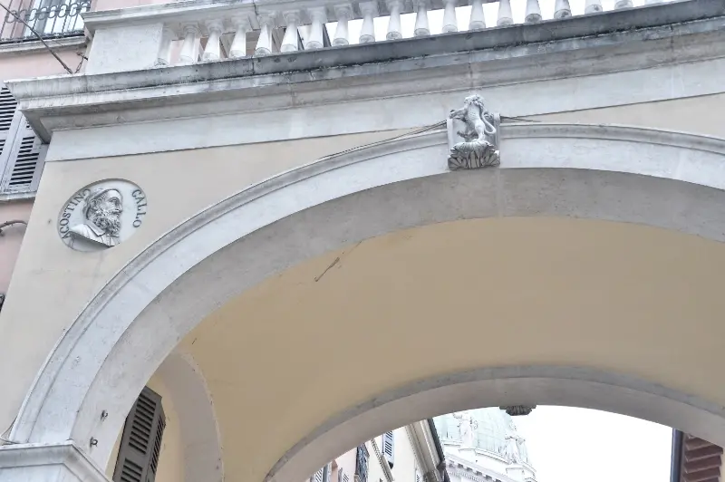 L'Arco del Granarolo sotto i portici, dopo la caduta di calcinacci