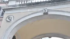 L'Arco del Granarolo sotto i portici, dopo la caduta di calcinacci