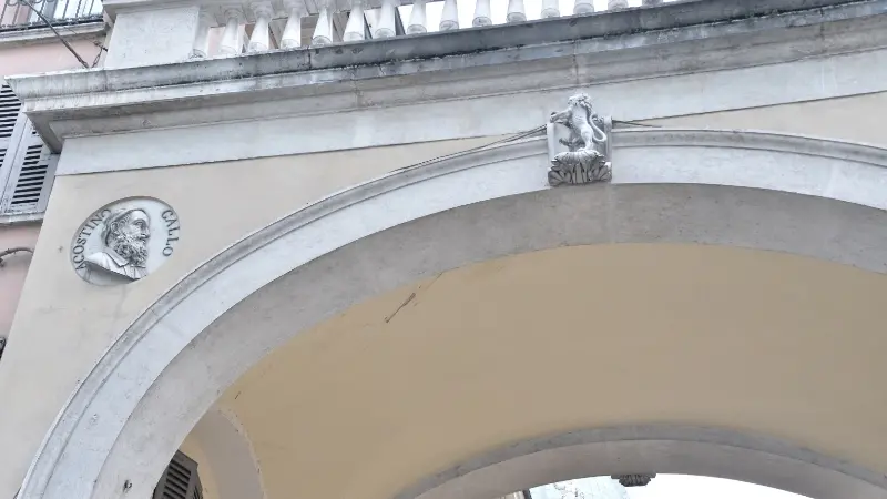 L'Arco del Granarolo sotto i portici, dopo la caduta di calcinacci