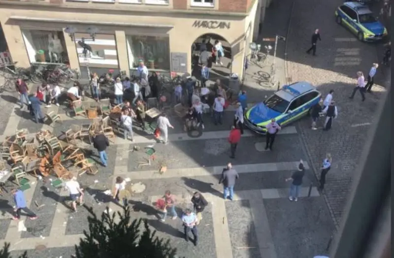 Furgone piombato sulla folla a Münster in Germania