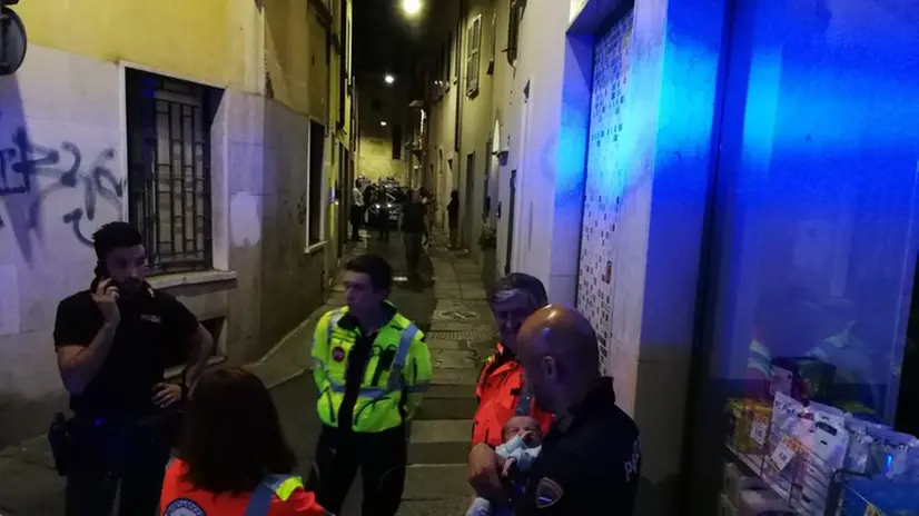 Ha circa dieci giorni il bimbo abbandonato