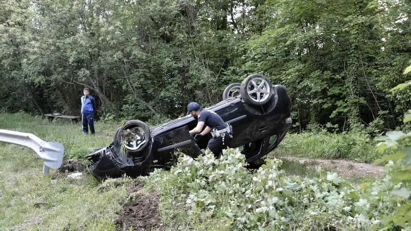 Via Panoramica, auto si ribalta: quattro feriti