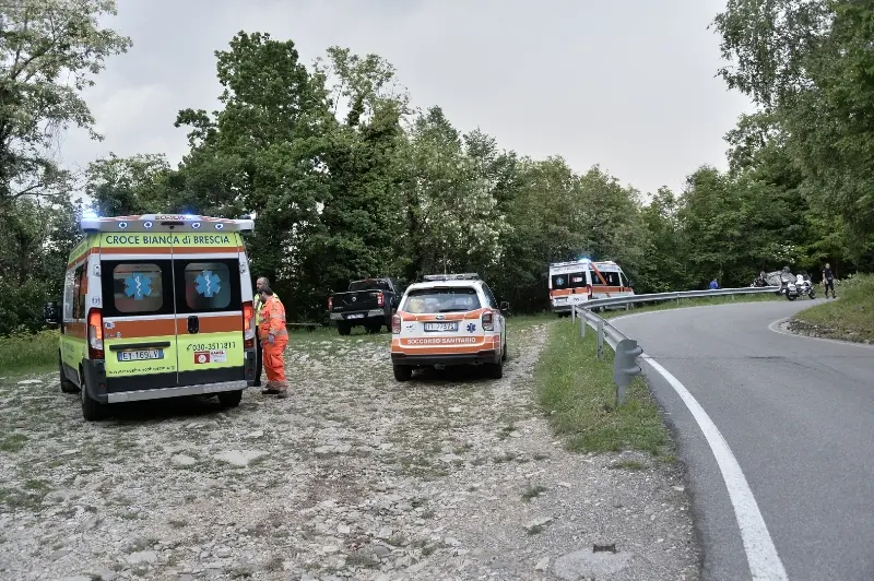 Via Panoramica, auto si ribalta: quattro feriti