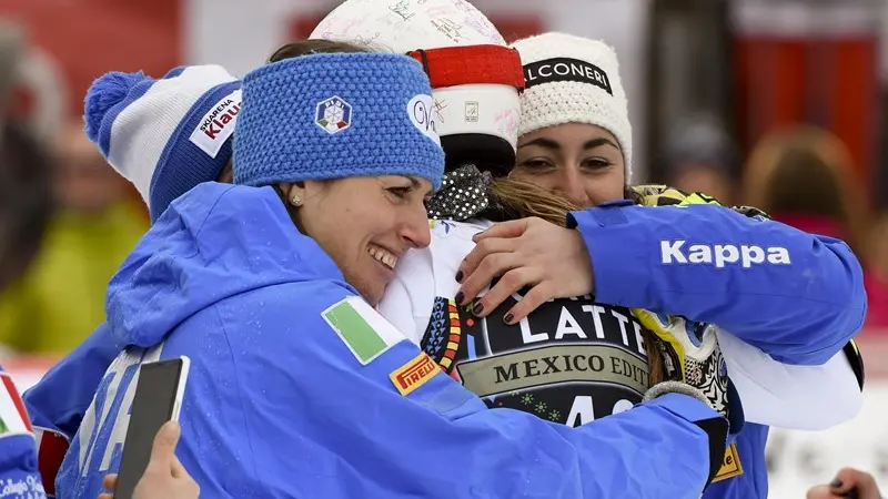 L'abbraccio di Fanchini e Brignone a Verena Stuffer - Foto Ansa/Marco Tacca