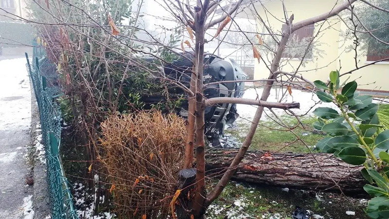 L'auto ribaltata nel giardino di Soprazzocco e il pino abbattuto
