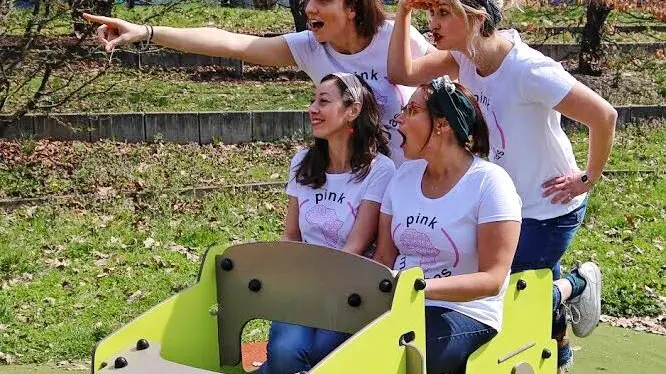 Le Pink Mambas al completo: sedute, da sinistra, Cristina Lochis e Nazzara Pederzani; in piedi, da sx, Daniela Balin e Valentina Prati
