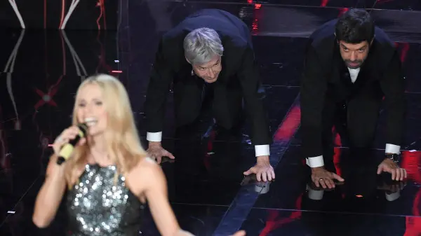 Michelle perde un tacco, Baglioni rimpiazza