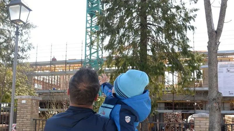 Un bimbo col papà osserva il cantiere della scuola - Foto Gabriele Strada /Neg © www.giornaledibrescia.it