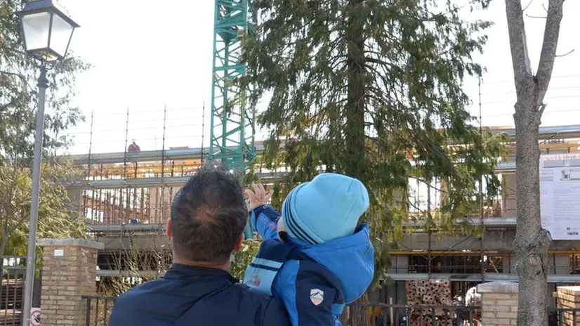 Un bimbo col papà osserva il cantiere della scuola - Foto Gabriele Strada /Neg © www.giornaledibrescia.it