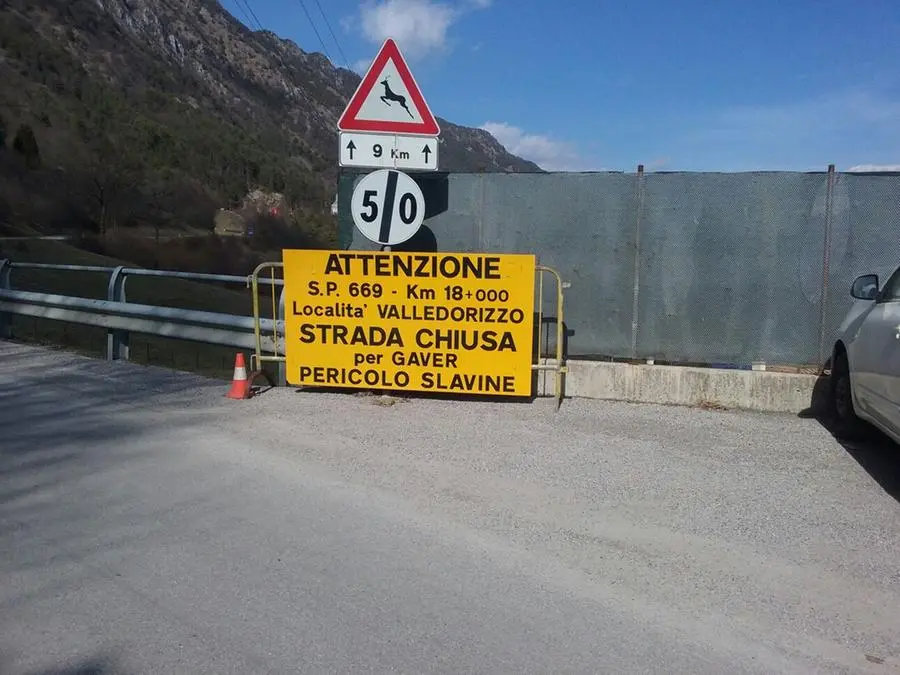 Il cartello che indica la chiusura della strada