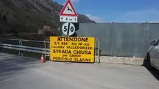 Il cartello che indica la chiusura della strada