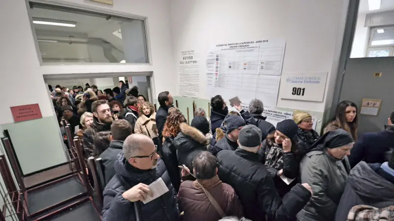 Code ai seggi allestiti al liceo Arnaldo, in centro, a Brescia