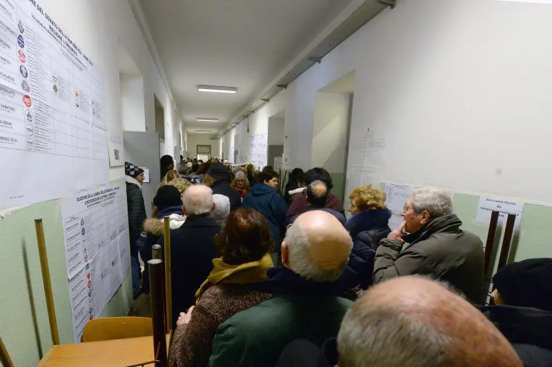 Elettori ai seggi - Foto Marco Ortogni/Neg © www.giornaledibrescia.it