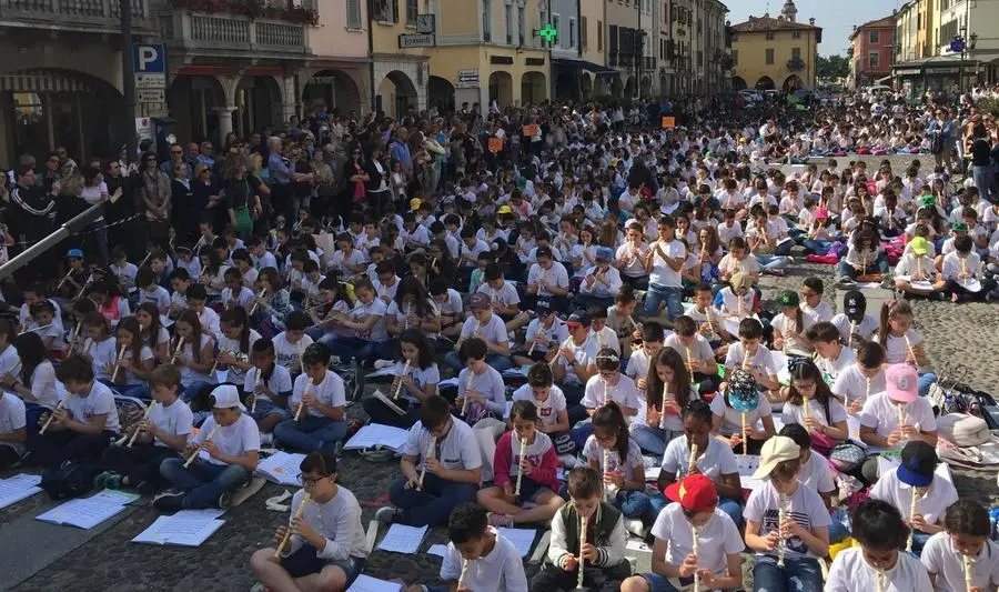 I 1.600  bambini in piazza Vittorio Emanuele