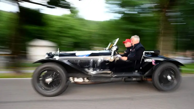 Mille Miglia al via: qui un passaggio del Trofeo Gaburri