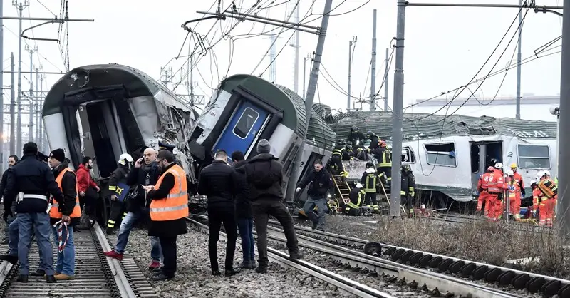 Il drammatico deragliamento del treno di Trenord