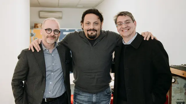 Enrico Brignano, al centro, con Luca Morato e il sindaco Emilio Del Bono