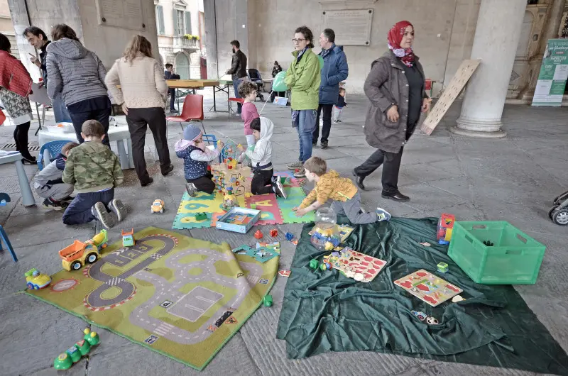 Festival della Filantropia, colori e laboratori in piazza Loggia