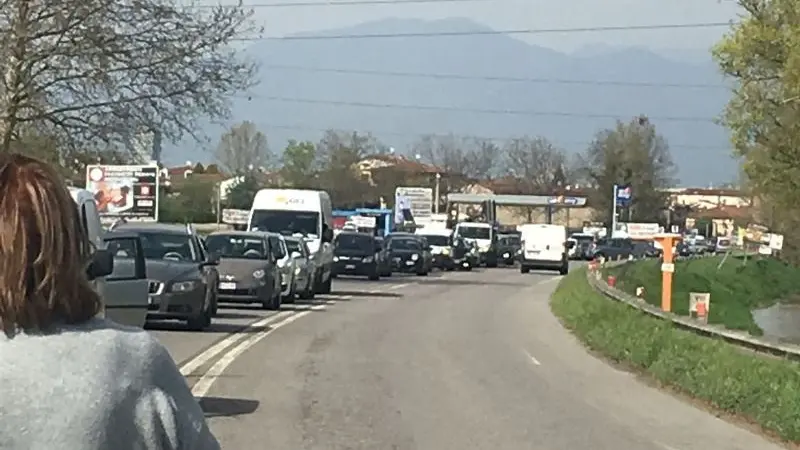 Passaggio a livello bloccato, tutti in coda a San Zeno