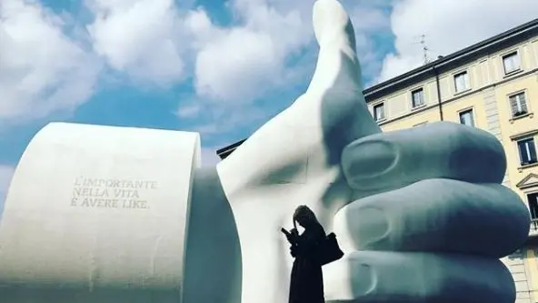 La scultura. Lo slogan: «L’importante nella vita è avere like»