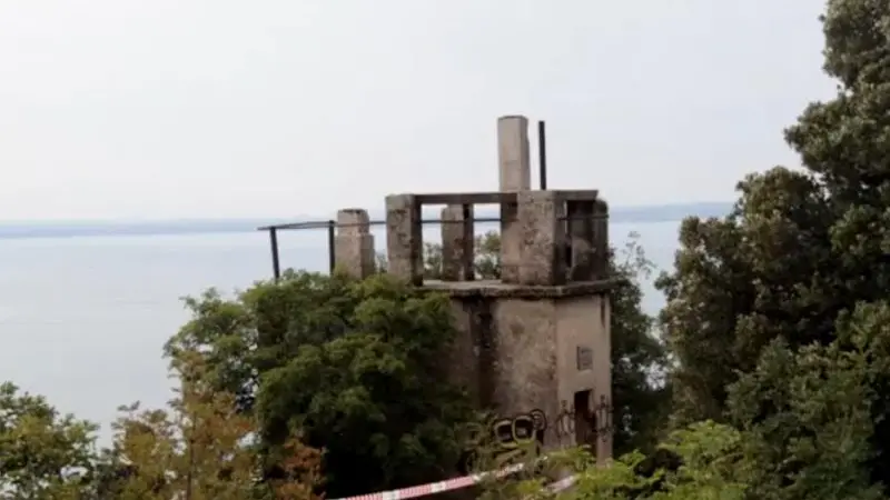 Il casello di rilevamento di Punta Sasso