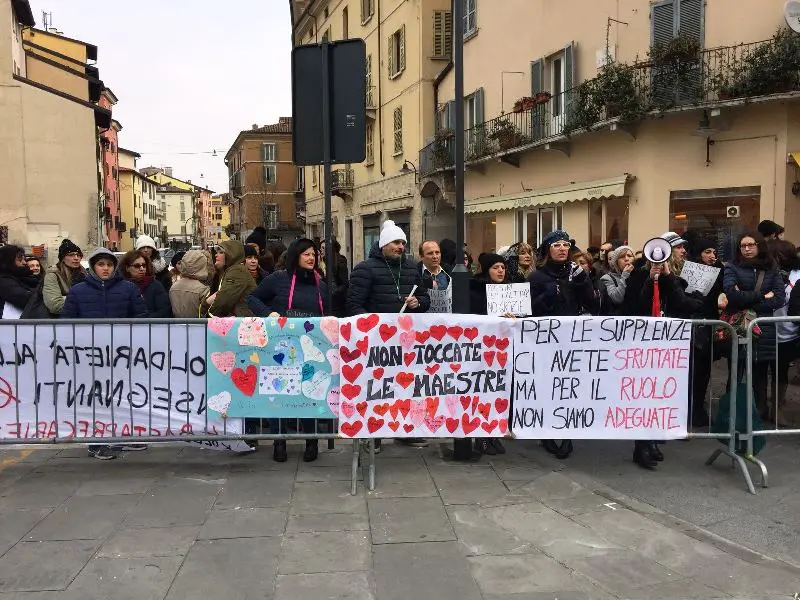 Maestre e maestri in piazza, protesta all'arrivo della ministra Fedeli