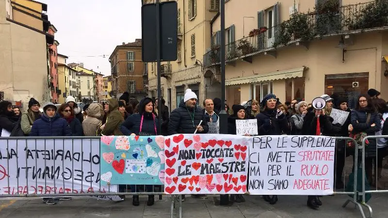 Maestre e maestri in piazza, protesta all'arrivo della ministra Fedeli