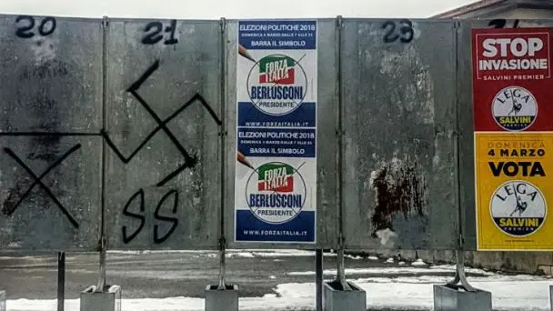 Le scritte apparse nella notte a Passirano