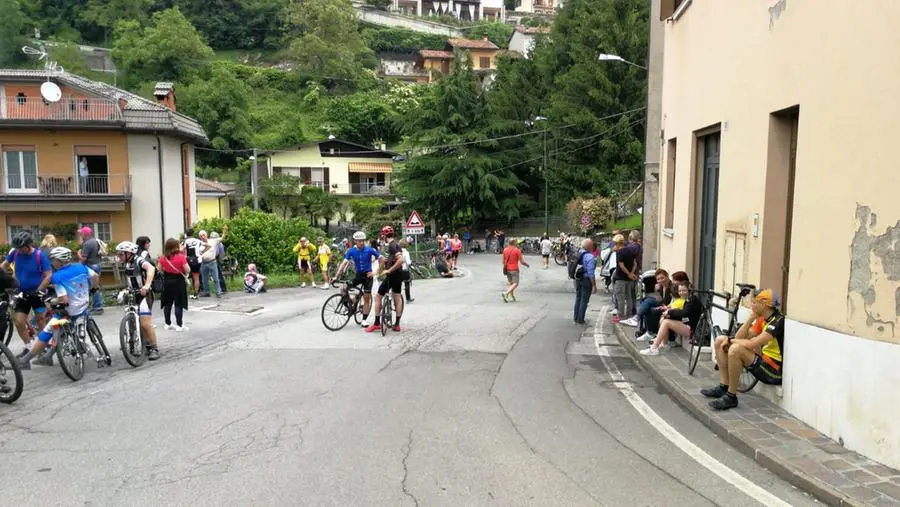 Appassionati appostati per il Giro d'Italia