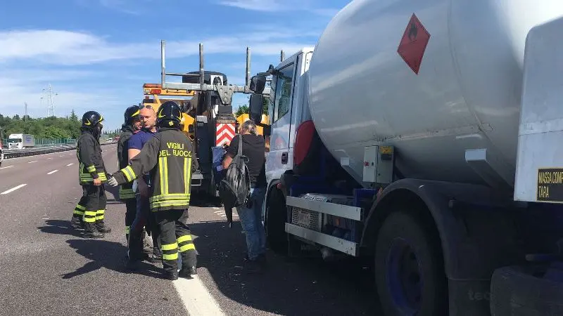 A4, nell'incidente coinvolti camper e cisterna carica di gpl