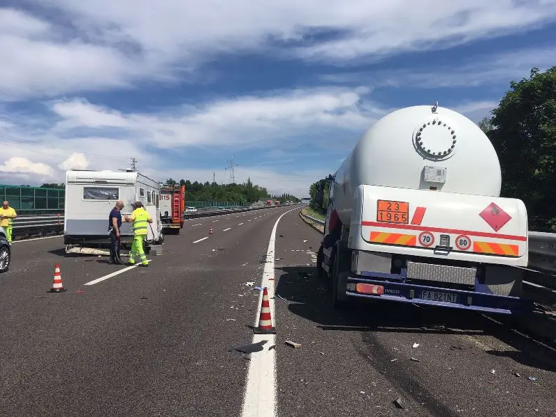 A4, nell'incidente coinvolti camper e cisterna carica di gpl