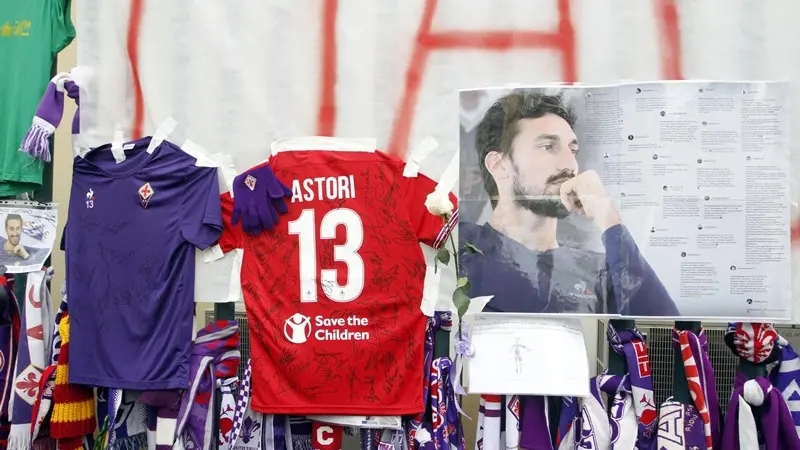 Gli omaggi dei tifosi della Fiorentina a Davide Astori, fuori dal Franchi - Foto Ansa/Claudio Giovannini