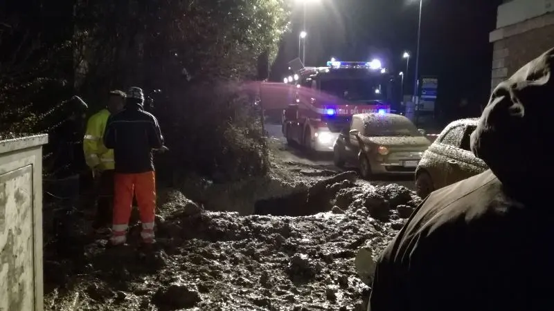 Fango e detriti sulle auto a bordo strada