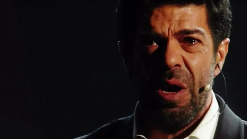 Favino commuove l'Ariston