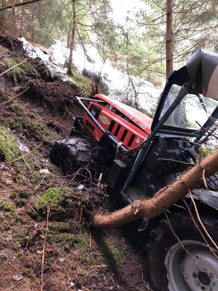 Trattore si ribalta, muore 83enne