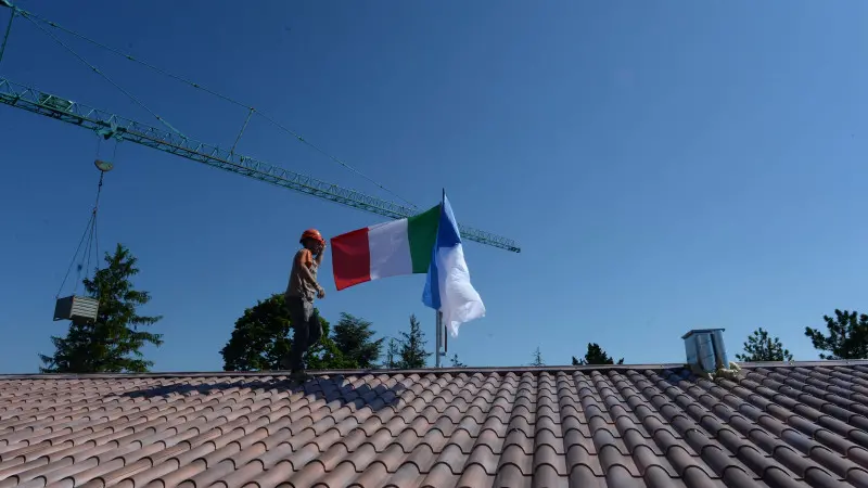 Gualdo, la scuola arriva al tetto